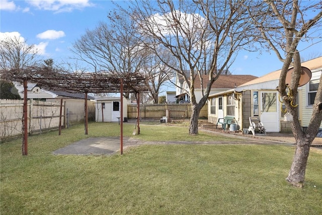 view of yard featuring a storage unit