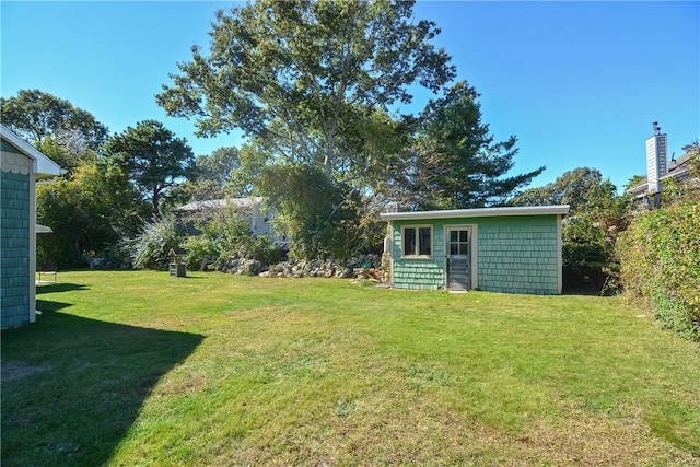 view of yard with an outdoor structure