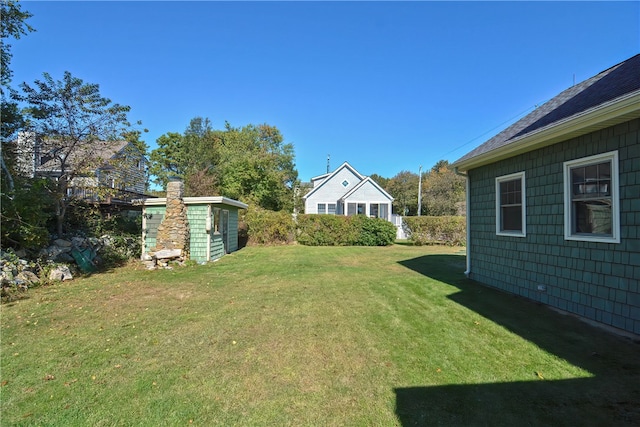 view of yard with a shed