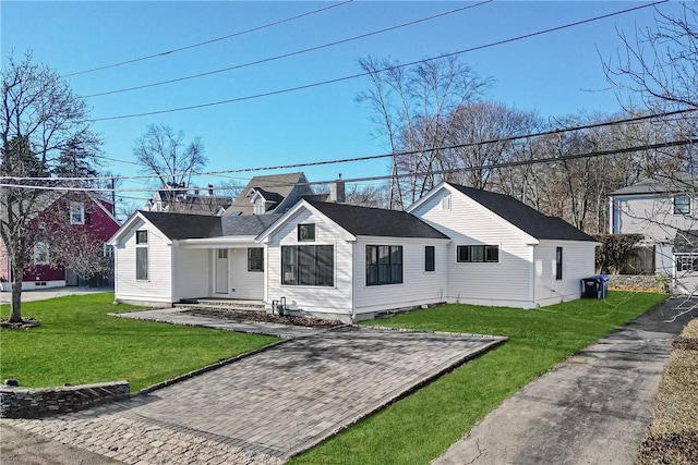 view of front of home featuring a front yard