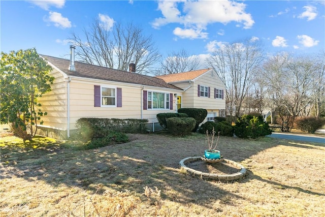 view of front of property with a front yard