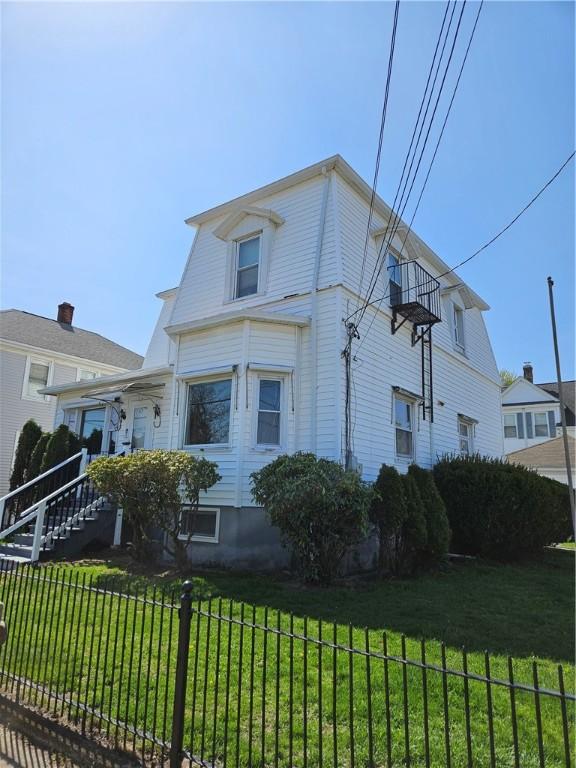 view of front of home featuring a front yard