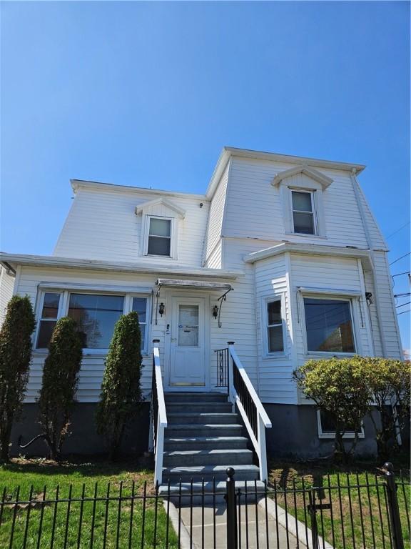 view of front facade with a front yard