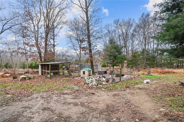 view of yard featuring an outbuilding