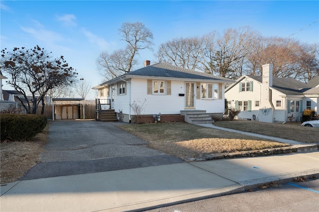 view of front of house featuring a front lawn