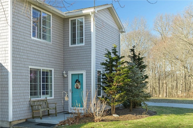 view of front of house with a front lawn