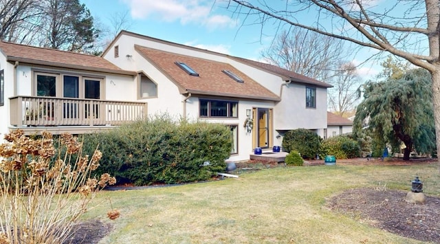 view of front of property featuring a front yard