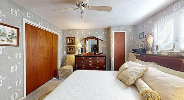 bedroom featuring a textured ceiling, ceiling fan, and a closet