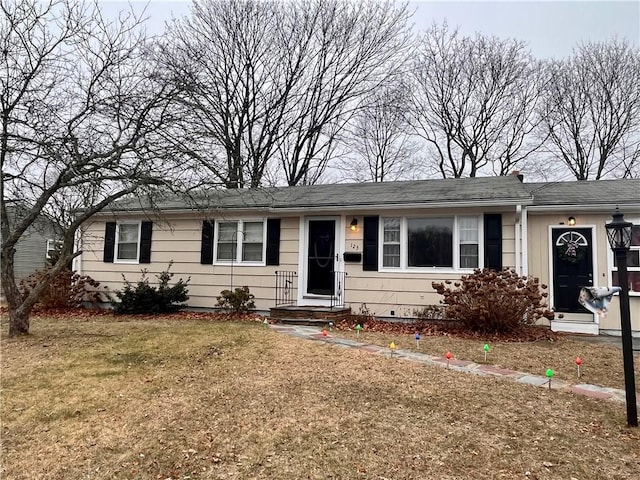 single story home featuring a front lawn