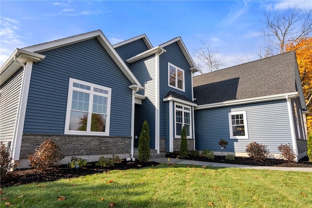 view of front facade featuring a front lawn