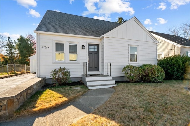 view of front facade with a front lawn