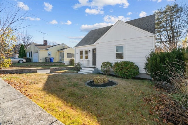 view of front of property with a front lawn