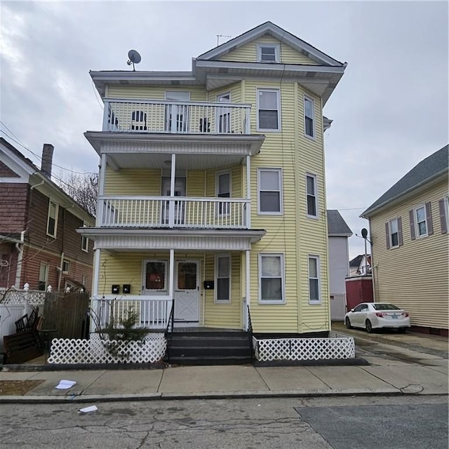 view of front of property featuring a balcony