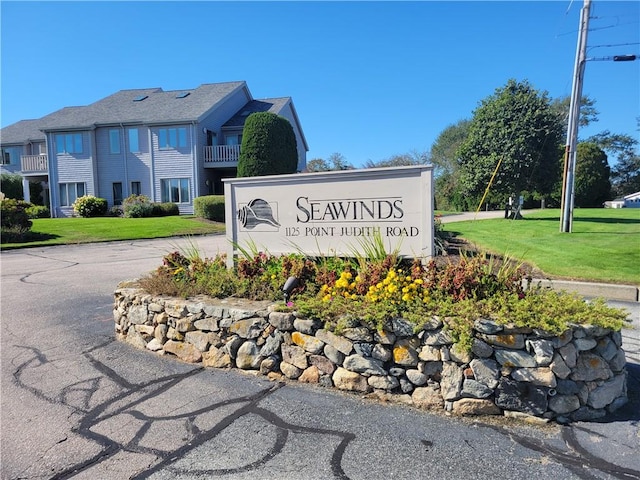 community sign with a lawn