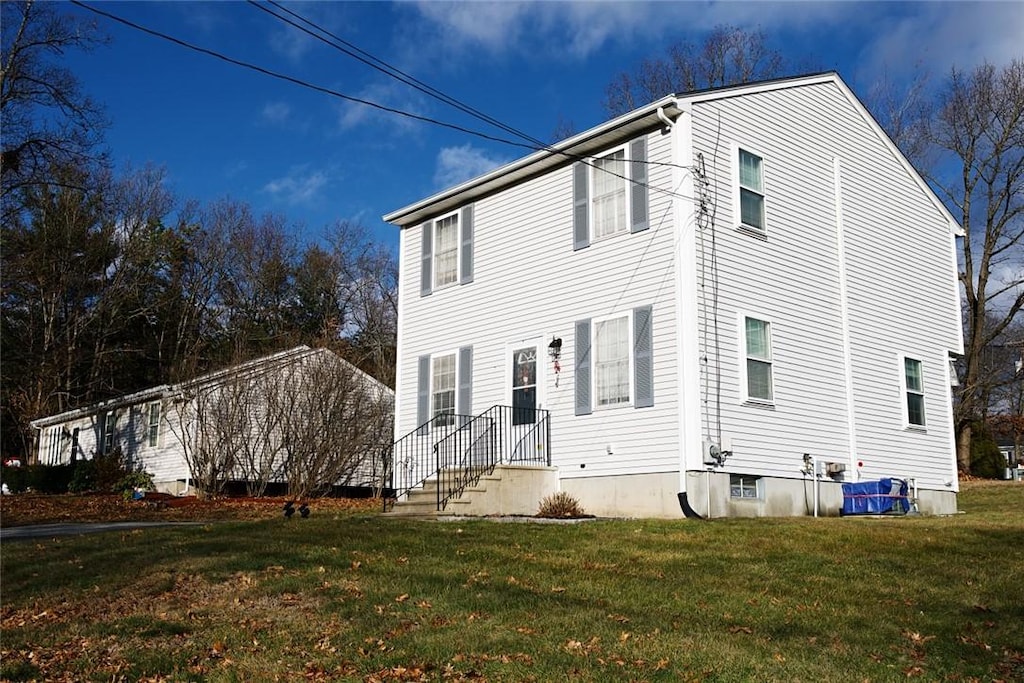 view of front facade featuring a front yard