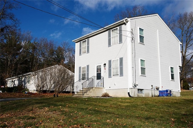 view of front facade featuring a front yard