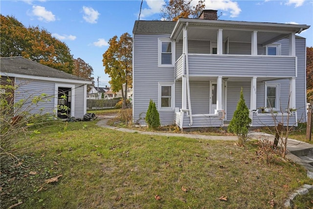 view of front facade featuring covered porch and a front lawn