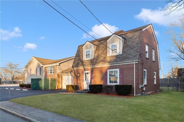 view of front facade with a front yard