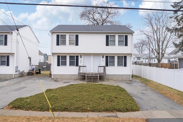 view of front of home featuring a front lawn