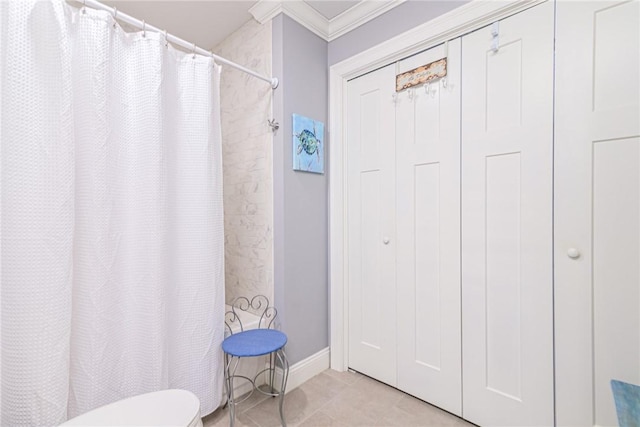 bathroom featuring curtained shower, tile patterned floors, toilet, and crown molding