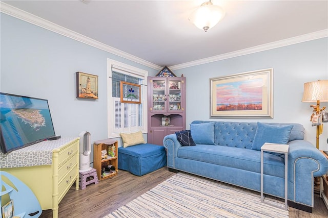 living room with light wood-type flooring and crown molding