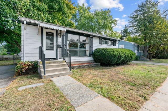 view of front of house featuring a front lawn