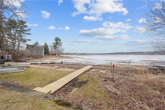 view of yard featuring a water view