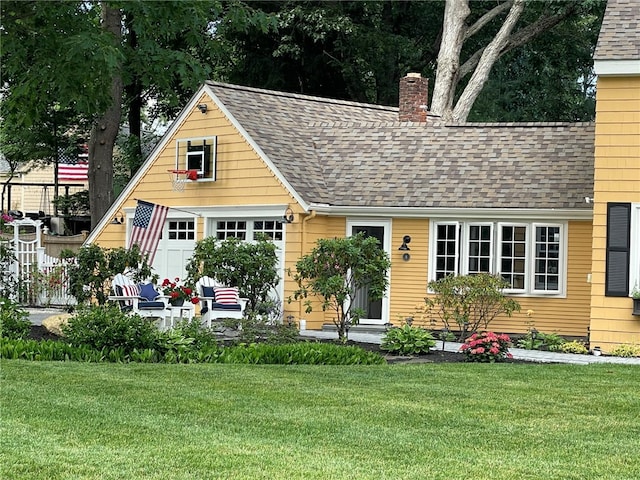 view of front of home with a front lawn