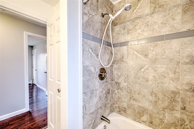 bathroom featuring tiled shower / bath combo