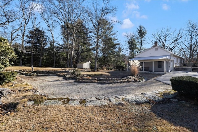 view of yard with a storage shed