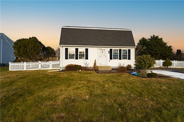 view of front of property featuring a lawn