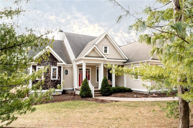 craftsman-style house featuring a front lawn