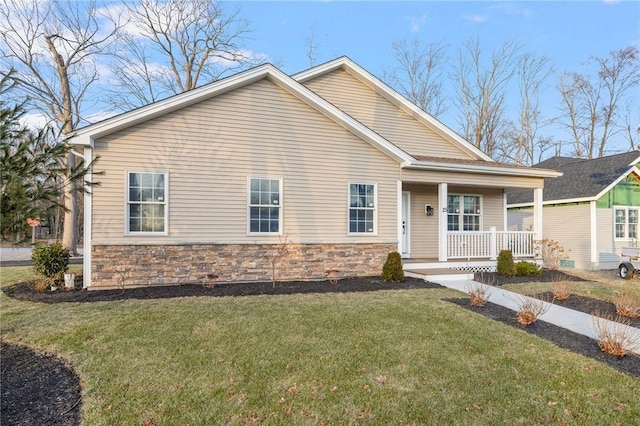 view of front of property featuring covered porch and a front lawn