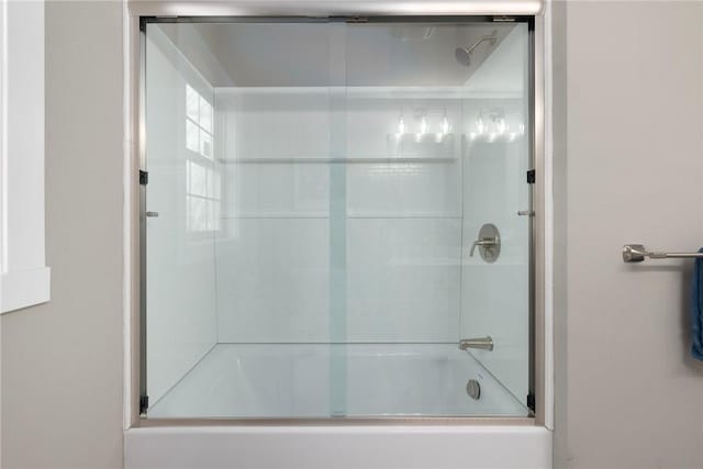 bathroom with enclosed tub / shower combo