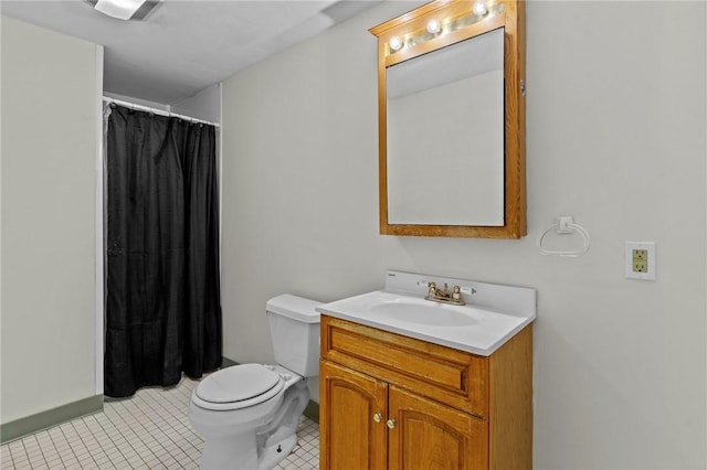 bathroom with toilet, a shower with shower curtain, and vanity