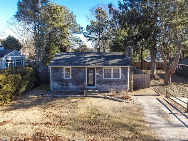 view of front of property featuring a front yard