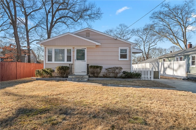 view of front facade with a front yard