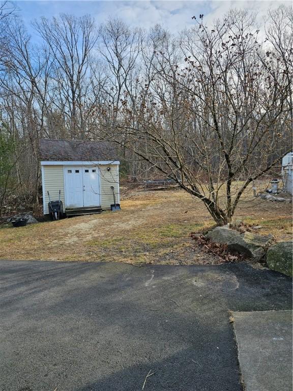 view of yard featuring a storage shed