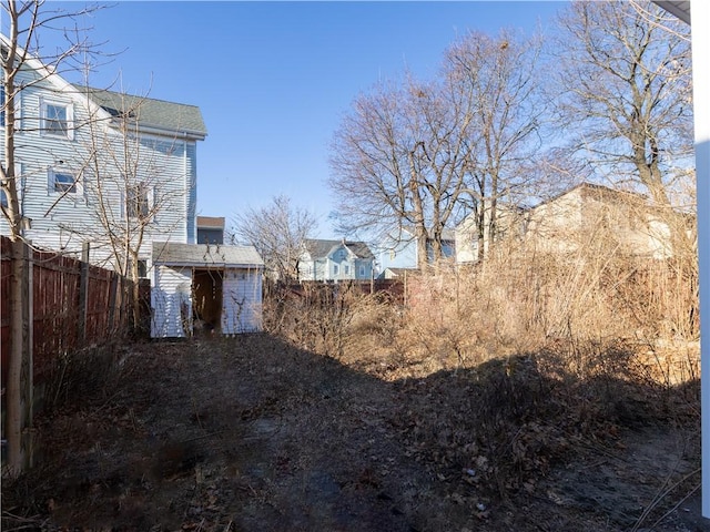 view of yard featuring a shed