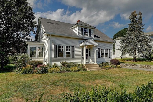 view of front of property featuring a front yard