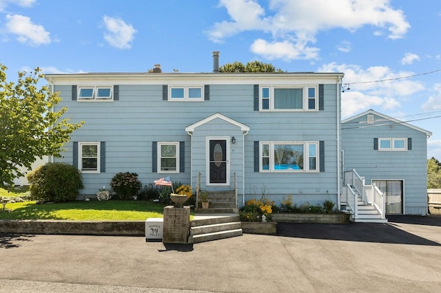 view of front of house featuring a front yard