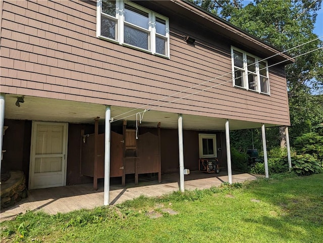 back of house featuring a yard