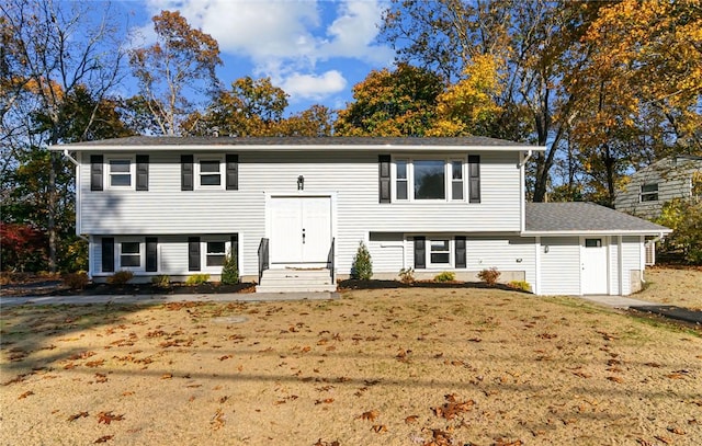 split foyer home featuring a front yard