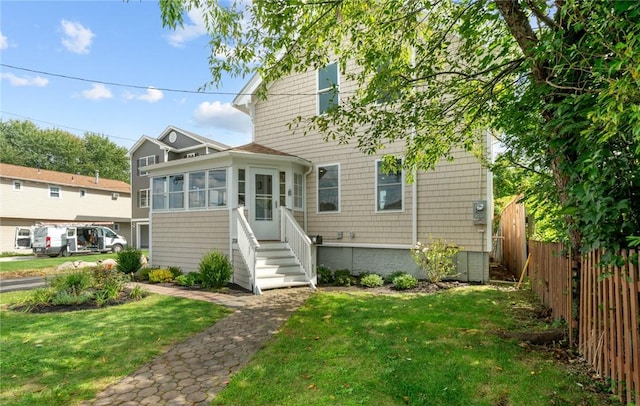 view of front of property featuring a front yard