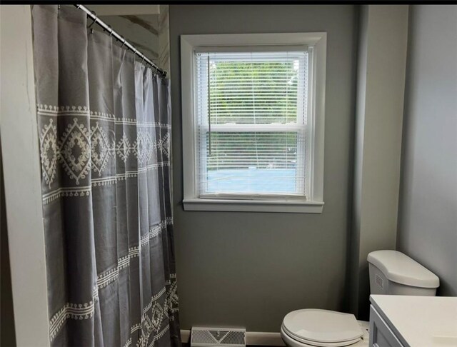 bathroom with toilet, a shower with curtain, and vanity