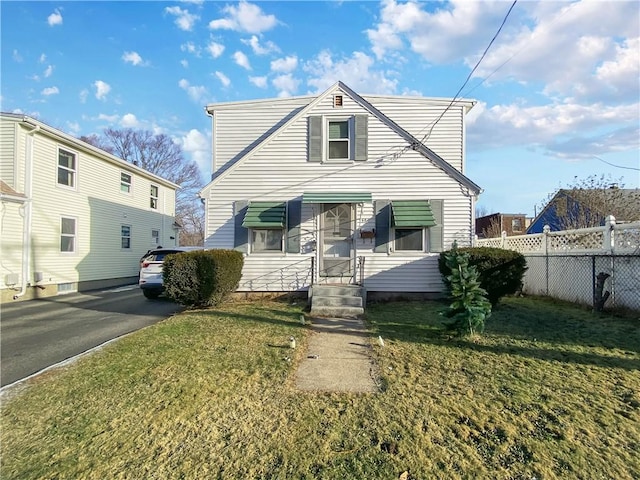 view of front facade with a front yard