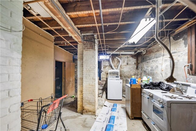 basement featuring washing machine and dryer