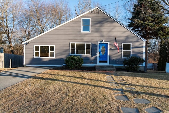 view of front of home featuring a front lawn