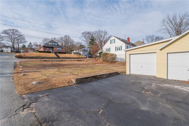 view of yard featuring an outdoor structure and a garage