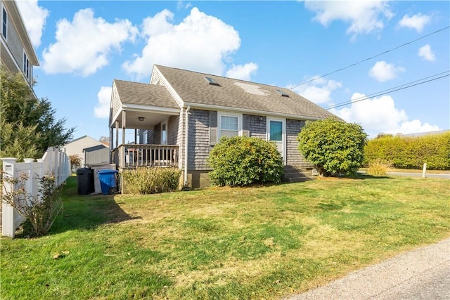 view of front of property featuring a front lawn